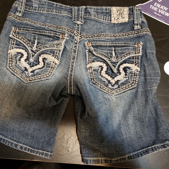 🔴 SOLD 2 pairs of Jean shorts - Picture 7 of 7